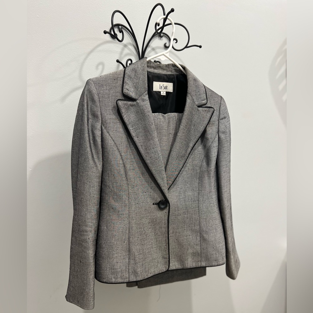 Le Suit pant suit set size 8 grey and black